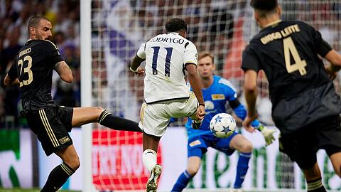 Reals Rodrygo (M) schießt auf das Tor von Union Berlin.