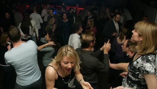 Gedränge auf der Tanzfläche im Schrannenclub. Gedränge auf der Tanzfläche im Schrannenclub.