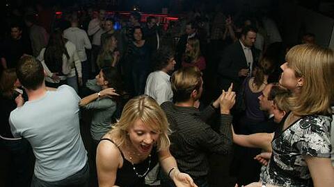 Gedränge auf der Tanzfläche im Schrannenclub.