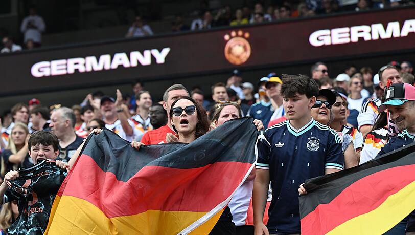 Dürfen in der Nations League wieder auf Stehplätze: Fans der deutschen Nationalmannschaft. (Archiv) Dürfen in der Nations League wieder auf Stehplätze: Fans der deutschen Nationalmannschaft. (Archiv)