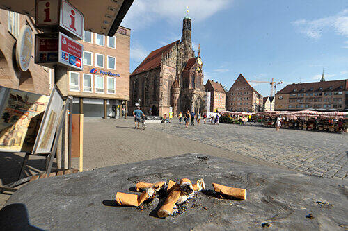 Zum Naserümpfen: Am Hauptmarkt, dem beliebtesten Touristen-Treffpunkt Nürnbergs, herrschen abstoßende Zustände.