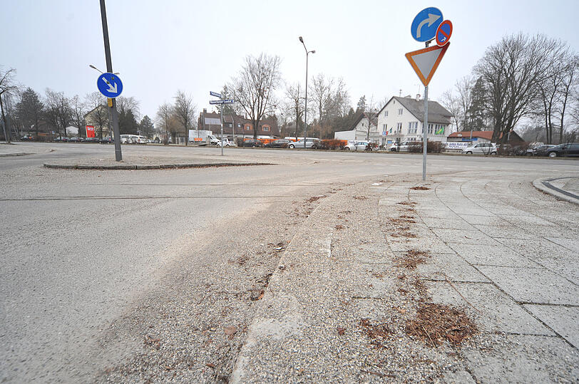 Der Ärger über den Splitt: Der Schnee ist weg, die kleinen Steinchen liegen herum.