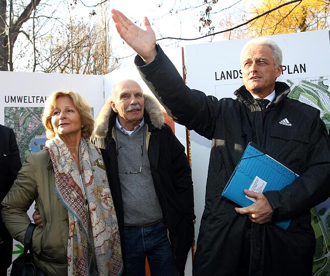 Große Gesten und kein Geld: Minister Peter Ramsauer (rechts) mit den Tunnel-Initiatoren Hermann Grub und Petra Grub-Lejeune.