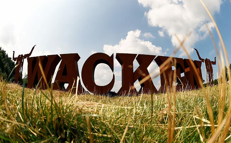 Die Vorbereitungen laufen auf Hochtouren. Am Donnerstag beginnt das legendäre Heavy-Metal-Festival in Wacken - bereits zum 25. Mal. Die ersten Metal-Fans sind auch schon da. Die ersten Bilder von Wacken 2014!