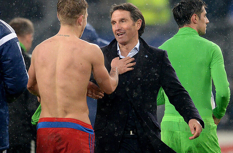 Erleichterung beim HSV: Lewis Holtby und Trainer Bruno Labbadia.