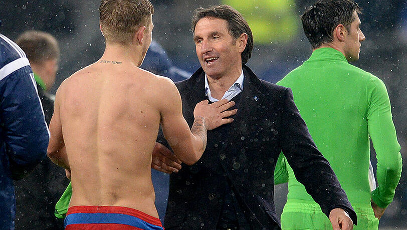 Erleichterung beim HSV: Lewis Holtby und Trainer Bruno Labbadia. Erleichterung beim HSV: Lewis Holtby und Trainer Bruno Labbadia.