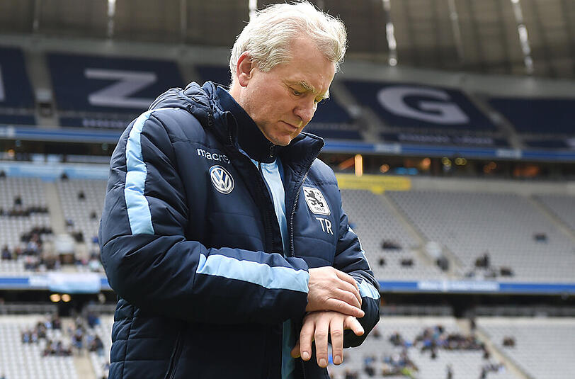 Löwen-Trainer Benno Möhlmann: viel Zeit bleibt ihm nicht mehr, um die Löwen in der 2. Liga zu halten.
