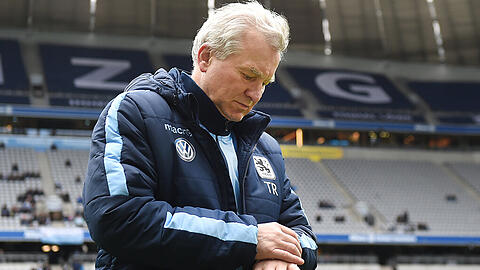 Löwen-Trainer Benno Möhlmann: viel Zeit bleibt ihm nicht mehr, um die Löwen in der 2. Liga zu halten.