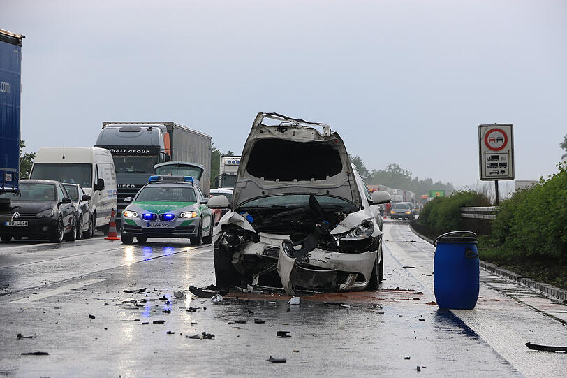 Völlig demoliert kam der Porsche an der Leitplanke zum Stehen.