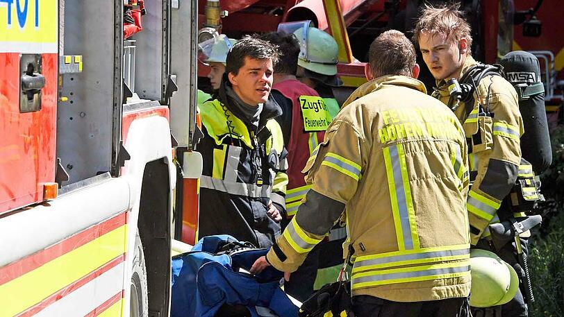 Unter extremen Bedingungen kämpfte sich die Feuerwehr zu den Flammen vor.