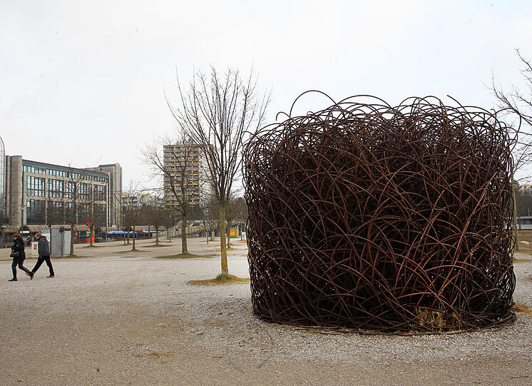 Überdimensionales Vogelnest? Die Skulptur &bdquo;Legung 2&ldquo; besteht aus rostigem Stahl steht am Hanns-Seidel-Platz.