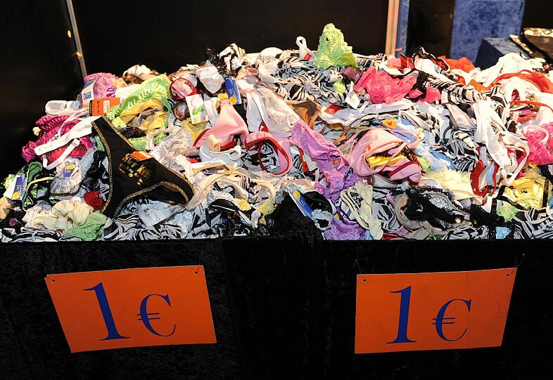 Sex-Toys für jeden Geschmack auf der Erotikmesse "Eros und Amore" in München.