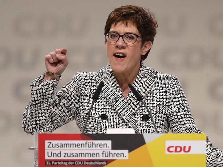 Annegret Kamp-Karrenbauer spricht in Hamburg zu den Delegierten.