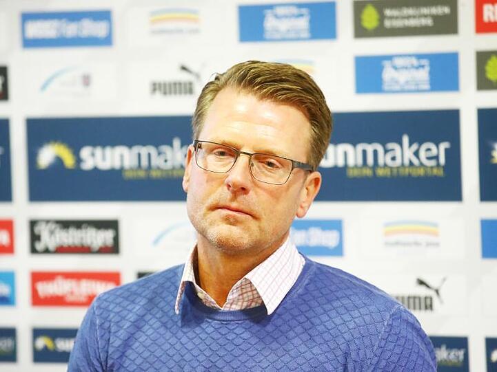 Rico Schmitt, Trainer von Carl Zeiss Jena, spricht auf einer Pressekonferenz. Foto: Bodo Schackow/zb/dpa/Archivbild