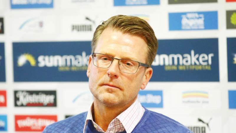 Rico Schmitt, Trainer von Carl Zeiss Jena, spricht auf einer Pressekonferenz. Foto: Bodo Schackow/zb/dpa/Archivbild Rico Schmitt, Trainer von Carl Zeiss Jena, spricht auf einer Pressekonferenz. Foto: Bodo Schackow/zb/dpa/Archivbild