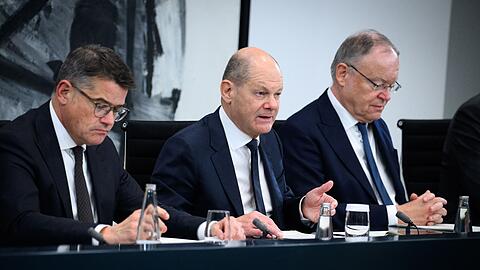 Bundeskanzler Olaf Scholz (M) äußert sich zusammen mit Hessens Ministerpräsident Boris Rhein (l) und Niedersachsens Regierungschef Stephan Weil nach dem Bund-Länder-Gipfel im Bundeskanzleramt.