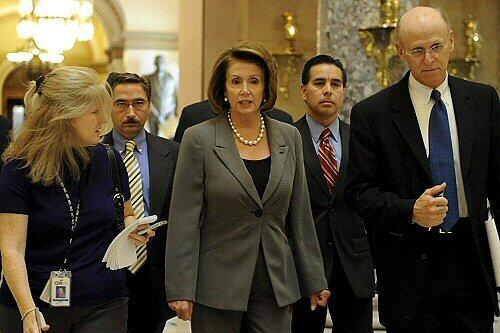 Nancy Pelosi (Mitte) zeigte sich zuversichtlich