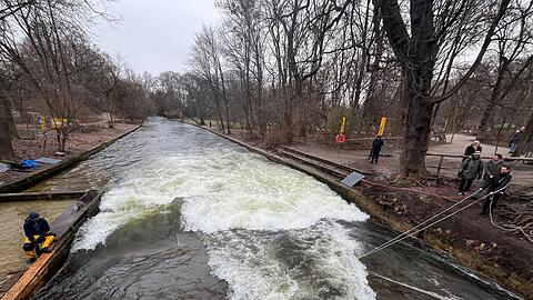 Rechts im Bild und zieht an den Seilen: Mathias Schmidt  Surfer  der gegen&uuml;ber AZ gesprochen hat  Surfer  es tut sich was  Freut sich und ist zuversichtlich: Surfer  an der Eisbachwelle in M&uuml;nchen  es tut sich was Februar 2026  Foto: Daniel von Loeper, Fotograf: Daniel Loeper
