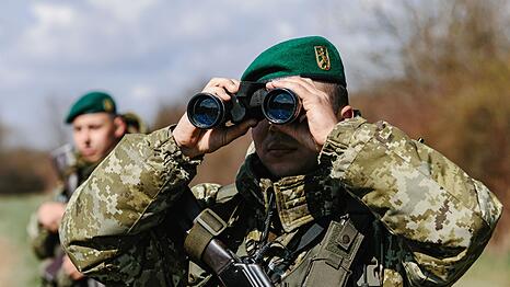 T&auml;glich werden wehrpflichtige M&auml;nner an der Flucht aus dem Kriegsland Ukraine gehindert. (Illustration)