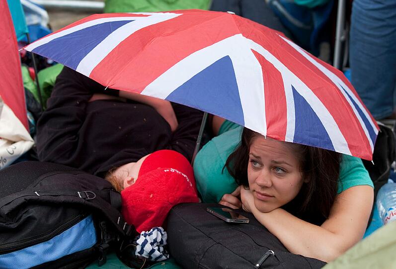 Ein Fahnenmeer, geschminkte Gesichter, jubelnde Menschenmassen: So feiert das Volk die Hochzeit von Kate und William. Die Bilder.