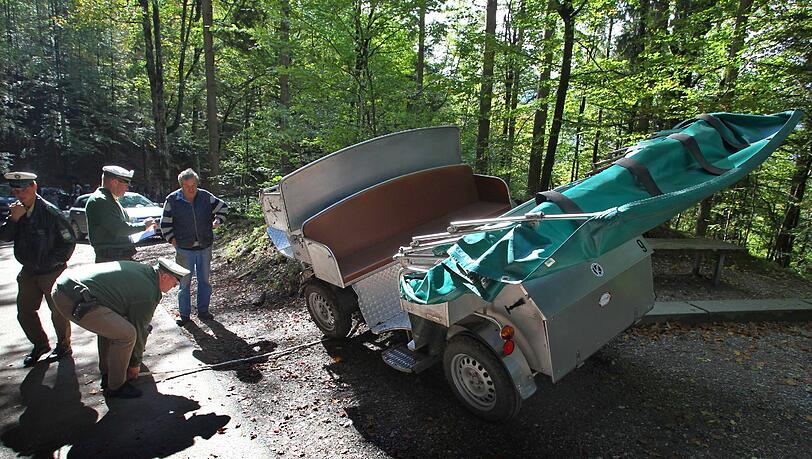 Bei einem Pferdekutschen-Unfall sind vor rund zwei Wochen auf dem Weg zum Schloss Neuschwanstein mehrere Menschen verletzt worden. Bei einem Pferdekutschen-Unfall sind vor rund zwei Wochen auf dem Weg zum Schloss Neuschwanstein mehrere Menschen verletzt worden.
