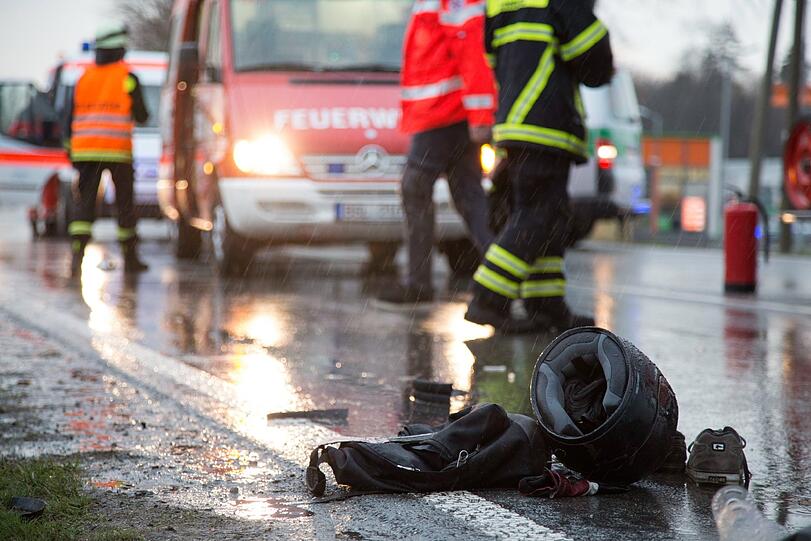 Weil ein Autofahrer (84) ein Motorrad übersehen hat, kommt es bei Ainring zu einem schweren Verkehrsunfall. Der Motorradfahrer wird schwer verletzt, seine Sozia, eine 20-jährige Schülerin, stirbt.