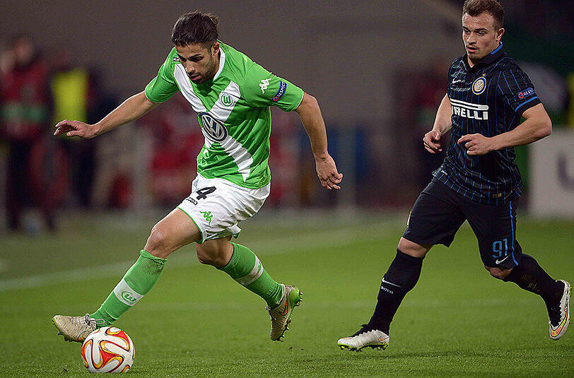 Ex-Bayer Xerdan Shaqiri (rechts) hat gegen den Wolfsburger Ricardo Rodriguez das Nachsehen. Szene aus dem Achtelfinal-Hinspiel der Europa League am 12. März (3:1 für Wolfsburg).