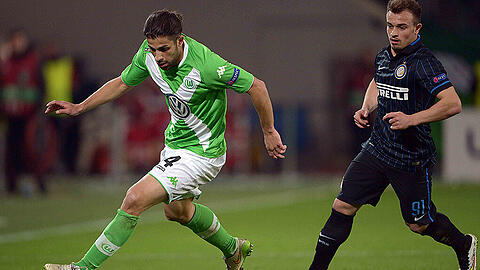 Ex-Bayer Xerdan Shaqiri (rechts) hat gegen den Wolfsburger Ricardo Rodriguez das Nachsehen. Szene aus dem Achtelfinal-Hinspiel der Europa League am 12. März (3:1 für Wolfsburg).