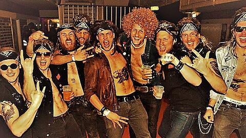 Beim Atriumfasching ist Verkleidung Pflicht: Aber, was als Verkleidung durchgeht, sagen die Veranstalter, ist weit gefasst. Diese Rocker hier könnten es auch ernst meinen.