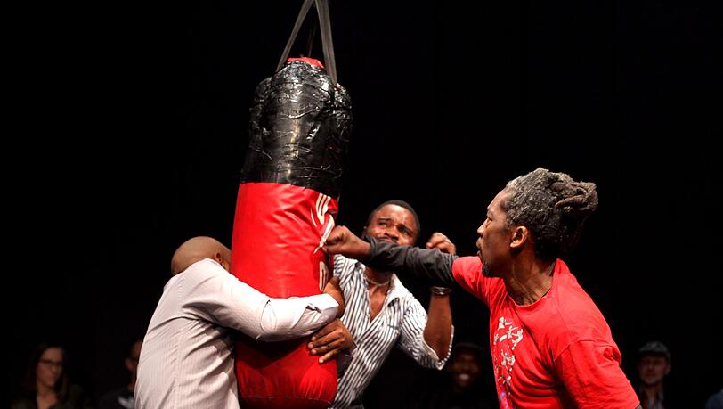 In „Bag Beatings“ wird ein Boxsack übel malträtiert. Sogar mit kochendem Wasser und Elektroschocks. Nur gut, dass der Sack nix spürt. In „Bag Beatings“ wird ein Boxsack übel malträtiert. Sogar mit kochendem Wasser und Elektroschocks. Nur gut, dass der Sack nix spürt.