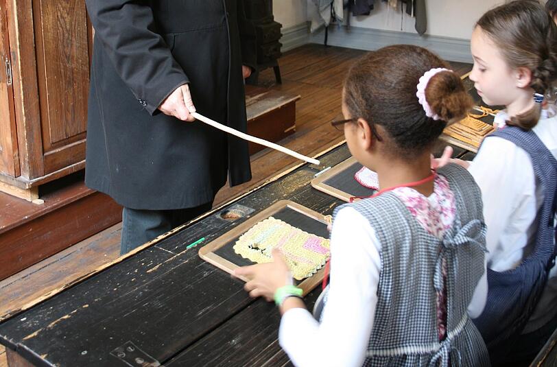 Schreibtafeln und Rohrstock: Schule hat sich gewandelt.