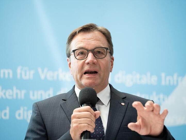 Günther Platter (ÖVP), Tiroler Landeshauptmann, spricht. Foto: Soeren Stache/dpa/Archivbild