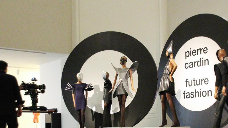 Abgehoben: Spacige Kreationen von Pierre Cardin. Abgehoben: Spacige Kreationen von Pierre Cardin.