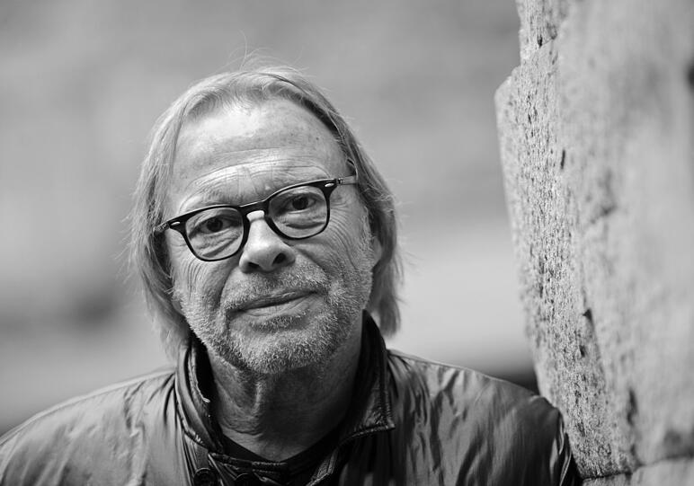 Der Schauspieler Volker Lechtenbrink ist tot. Er starb im Alter von 77 Jahren am 22. November im Kreise seiner Familie an den Folgen einer schweren Erkrankung, wie seine Agentur und das Ernst-Deutsch-Theater in Hamburg mitteilten.