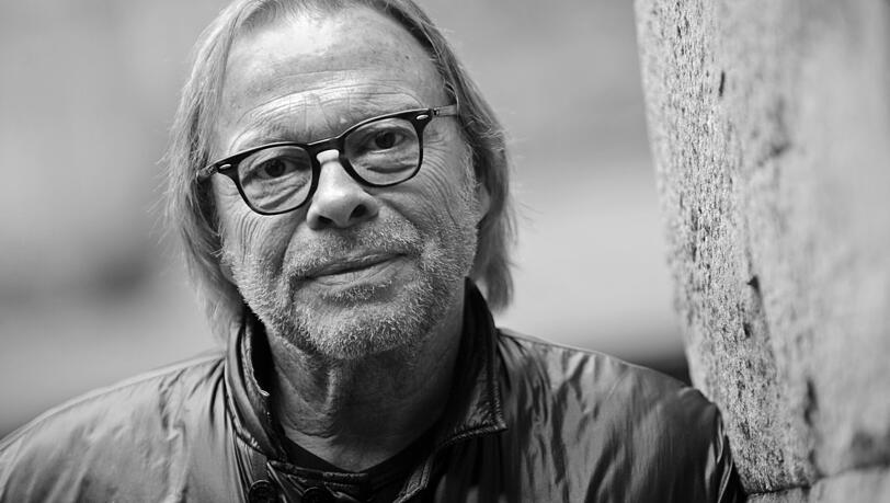 Der Schauspieler Volker Lechtenbrink ist tot. Er starb im Alter von 77 Jahren am 22. November im Kreise seiner Familie an den Folgen einer schweren Erkrankung, wie seine Agentur und das Ernst-Deutsch-Theater in Hamburg mitteilten.