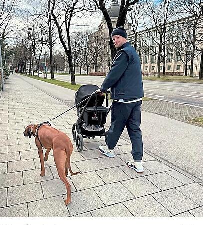Sonntagsspaziergang: Eric Dier mit Hund und Kind in München. Sonntagsspaziergang: Eric Dier mit Hund und Kind in München.