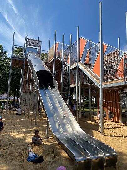 Die 7,60-Meter-Rutsche begeistert die Kinder am Spielplatz. Dass sie sich bei Hitze stark aufheizt, ist unschön. Allerdings bietet sie dann darunter auch Schatten. Die 7,60-Meter-Rutsche begeistert die Kinder am Spielplatz. Dass sie sich bei Hitze stark aufheizt, ist unschön. Allerdings bietet sie dann darunter auch Schatten.