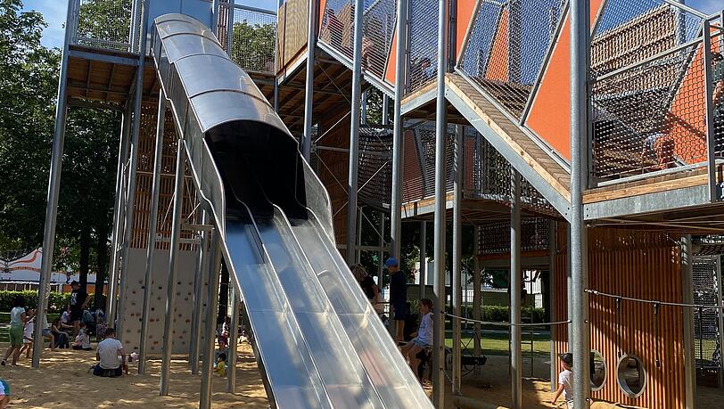 Die 7,60-Meter-Rutsche begeistert die Kinder am Spielplatz. Dass sie sich bei Hitze stark aufheizt, ist unschön. Allerdings bietet sie dann darunter auch Schatten. Die 7,60-Meter-Rutsche begeistert die Kinder am Spielplatz. Dass sie sich bei Hitze stark aufheizt, ist unschön. Allerdings bietet sie dann darunter auch Schatten.