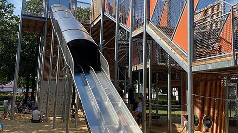 Die 7,60-Meter-Rutsche begeistert die Kinder am Spielplatz. Dass sie sich bei Hitze stark aufheizt, ist unschön. Allerdings bietet sie dann darunter auch Schatten.