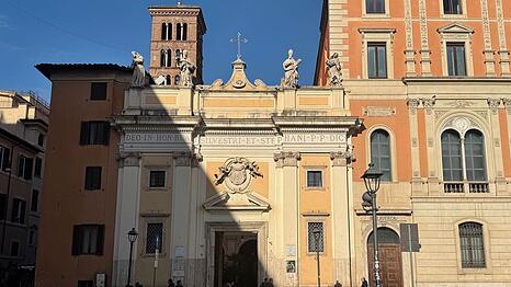 An der Kirche San Silvestro in Capite mitten im Rom gehen jeden Tag Tausende Touristen vorbei. (Archivbild)