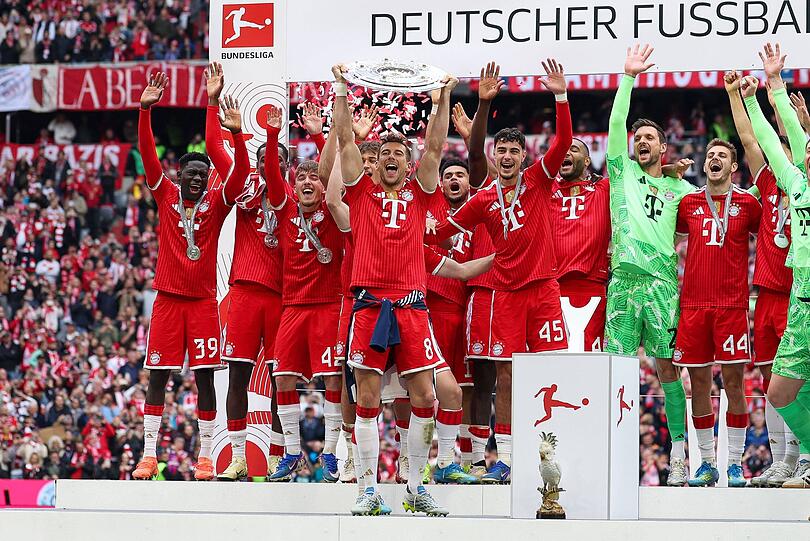 Durfte die Schale als Erster in die Luft stemmen: Leon Goretzka.