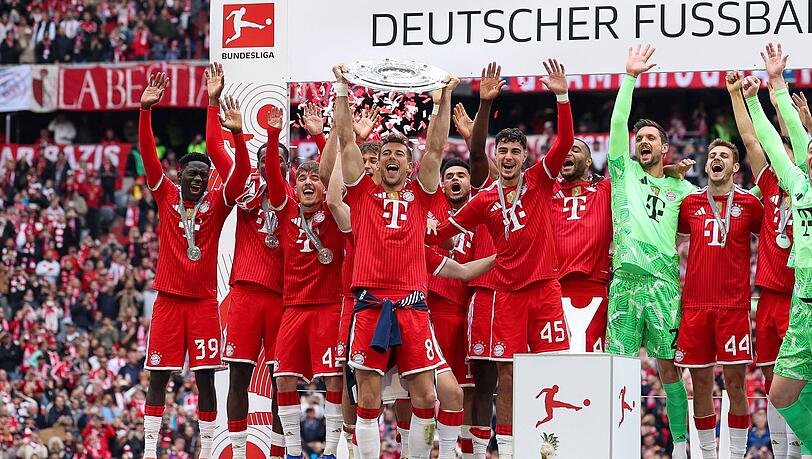Durfte die Schale als Erster in die Luft stemmen: Leon Goretzka.