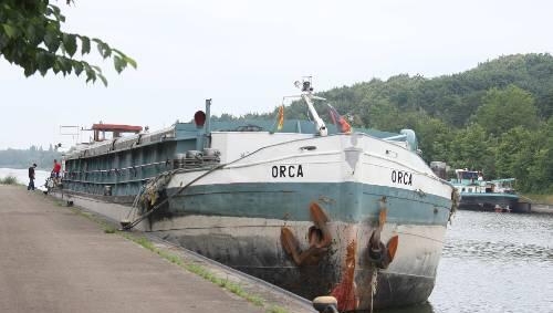 Keinen Meter weiter: Die „Orca“ liegt vor der Eibacher Schleuse fest vor Anker, bis der neue Kapitän eingetroffen ist. Keinen Meter weiter: Die „Orca“ liegt vor der Eibacher Schleuse fest vor Anker, bis der neue Kapitän eingetroffen ist.
