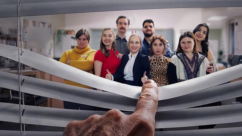 Im Bürgeramt Berlin-Tiergarten-Mitte-West geht es in der neuen Comedyserie "Nine to Five - Das Amt" chaotisch und lustig zu. Im Bürgeramt Berlin-Tiergarten-Mitte-West geht es in der neuen Comedyserie "Nine to Five - Das Amt" chaotisch und lustig zu.