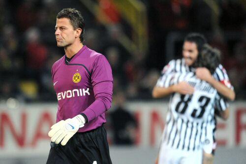 Opfer einer Prügelatacke: BVB-Keeper Roman Weidenfeller (l.).