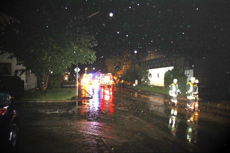 Land unter im Landkreis Rosenheim. Die Bilder von den Aufräumarbeiten in Riedering.