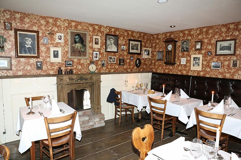 Die Tapete stammt aus England, die Fotografien vom Flohmarkt: Blick in das neue "Last Supper" in der Karlstraße.