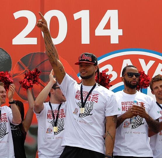 Die Basketballer des FC Bayern München feiern vor dem Audi Dome ihren Meistertitel.