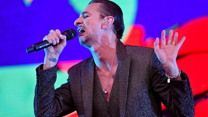 Depeche Mode um Sänger Dave Gahan und Gitarrist Martin Gore begeisterten mit Klassikern und Songs des neuen Albums die Massen im Münchner Olympiastadion.