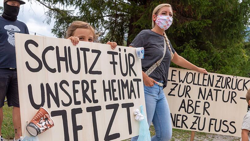 Menschen, überwiegend Einheimische und Bewohner der Gemeinde Grainau, nehmen an einer Demonstration für eine Verkehrswende im Oberland unter dem Motto "Ausbremst is!" teil. Menschen, überwiegend Einheimische und Bewohner der Gemeinde Grainau, nehmen an einer Demonstration für eine Verkehrswende im Oberland unter dem Motto "Ausbremst is!" teil.